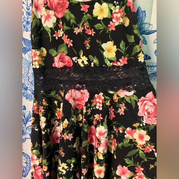 FLORAL SKATER STYLE SUMMER DRESS - Picture 2 of 3